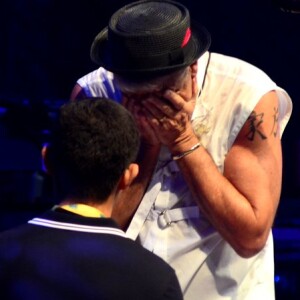 Lulu Santos foi surpreendido por Clebson Teixeira durante show na Fundição Progresso. O analista de sistemas fez o cantor e namorado chorar ao se ajoelhar e o pedir em casamento
