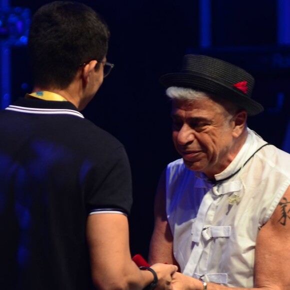 Lulu Santos foi surpreendido com pedido de casamento feito pelo namorado, Clebson Teixeira, neste domingo, 27 de janeiro de 2019, durante show na Fundição Progresso