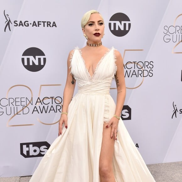 No SAG Awards 2019, Lady Gaga vestiu um longo branco com fenda profunda da grife Dior, joias Tiffany & Co e sapatos da grife Jimmy Choo