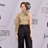 Alfaiataria no red carpet: Emma Stone apostou em calça preta e blusa dourada de uma manga só da grife Louis Vuitton para o look do SAG Awards 2019