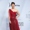 Luxuosa: Sandra Oh apostou em um vestido longo vermelho de um ombro só da grife Jenny Packham no SAG Awards 2019