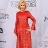 Living Coral: Jane Fonda apostou em um vestido longo com efeito de escamas de Maison Valentino. Para combinar, scarpin dourado da grife Sarah Flint