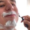 Marcos Mion apareceu em vídeo fazendo a barba do filho mais velho, Romeo