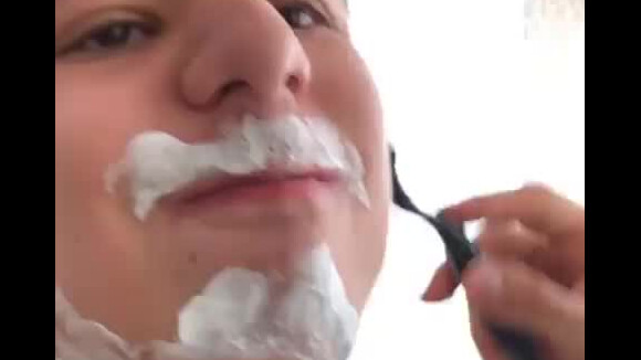 Marcos Mion apareceu em vídeo fazendo a barba do filho mais velho, Romeo