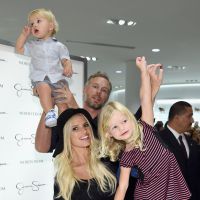 Jessica Simpson lança coleção de roupas ao lado dos filhos e do marido