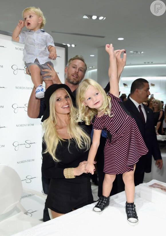 Jessica Simpson leva os filhos, Maxwell e Ace, e o marido, Eric Johnson, para o lançamento de sua coleção de roupas na loja Nordstrom, em Los Angeles, nos EUA