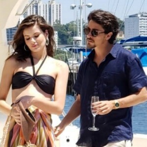 Jerônimo (Jesuíta Barbosa) e Vanessa (Camila Queiroz) se conhecerão em festa e mentirão um para o outro, na novela 'Verão 90'