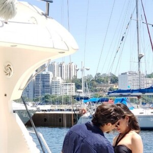 Após muito charme, Jerônimo (Jesuíta Barbosa) e Vanessa (Camila Queiroz), se beijarão, na novela 'Verão 90'.
