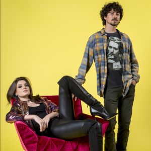 Nos próximos capítulos da novela 'Verão 90', Jerônimo (Jesuíta Barbosa) conhece Vanessa (Camila Queiroz) em uma festa no Rio de Janeiro, os dois se passam por ricos, se envolvem e acabam virando aliados ao percebem que são pilantras e têm tudo a ver um com o outro