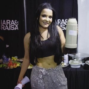 Dupla de Maiara, Maraisa usou top e calça metalizada de lurex em bastidor de show nesta sexta-feira, 1 de fevereiro de 2019