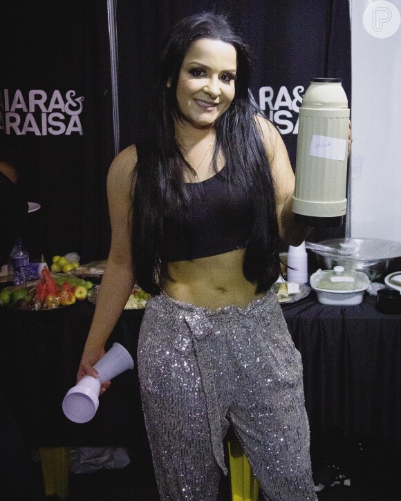 Dupla de Maiara, Maraisa usou top e calça metalizada de lurex em bastidor de show nesta sexta-feira, 1 de fevereiro de 2019