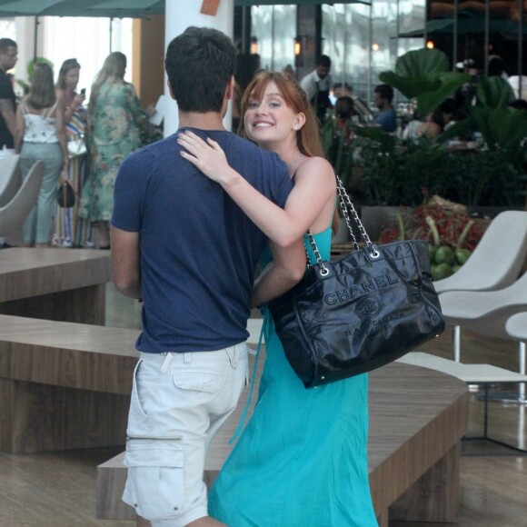 Sorridente, Marina Ruy Barbosa caminhou ao lado do marido em shopping