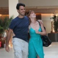Marina Ruy Barbosa usa look com amarração e fenda discreta em passeio com marido