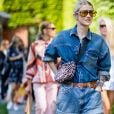 Animal print: Marianne Theodorsen usa jeans com jeans + bolsinha de oncinha