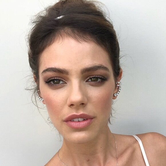 A maquiagem de Laura Neiva foi feita por Helder Rodrigues