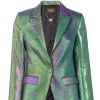 Bruna Marquezine usou blazer todo detalhado em fio metálico nas cores que puxam para o verde, azul e lilás