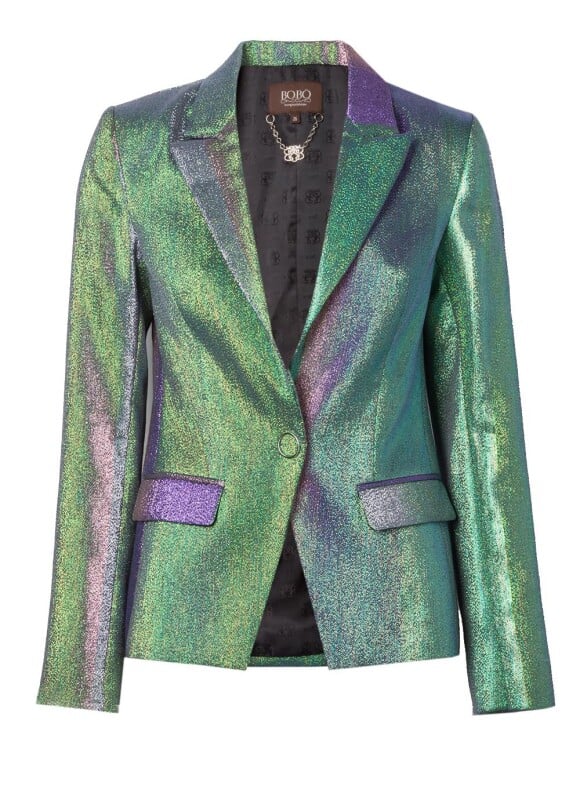 Bruna Marquezine usou blazer todo detalhado em fio metálico nas cores que puxam para o verde, azul e lilás