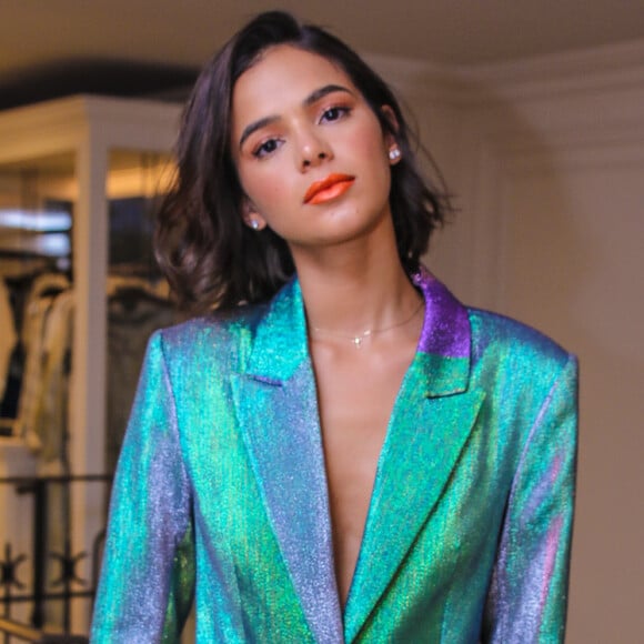 Bruna Marquezine usou look escolhido por fãs no Instagram