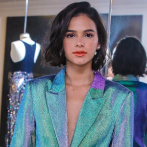 Bruna Marquezine apostou também em maquiagem vibrante, com olhos e boca na cor coral