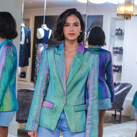Bruna Marquezine apostou também em maquiagem vibrante, com olhos e boca na cor coral