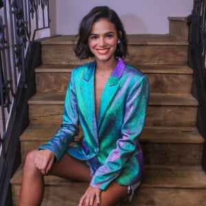 Bruna Marquezine misturou tendências como blazer holográfico, short mom jeans e sandália animal print