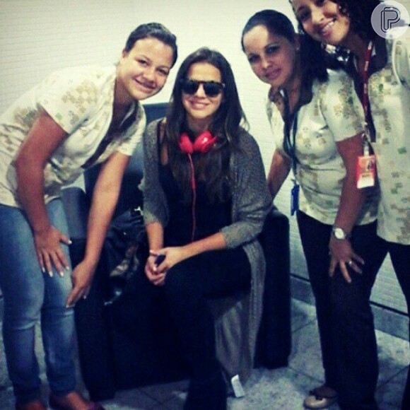 No aeroporto, Bruna Marquezine posou com fãs