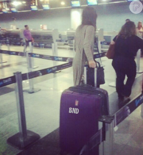 Um fã chegou a fazer um registro de Bruna Marquezine carregando a mala ainda no aeroporto