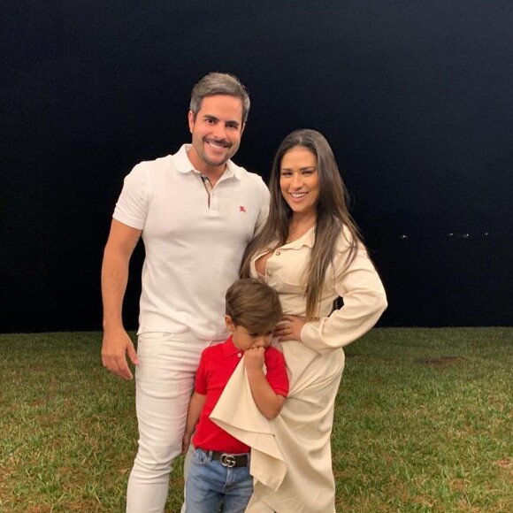 Dupla de Simaria, Simone é casada com Kaká Diniz, com quem tem um filho