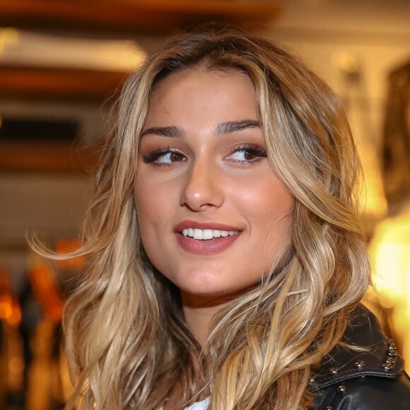 Na mesma semana em que a tatuadora revelou a palavra 'luz' na mão de Sasha, ela mostrou uma mão desenhada no antebraço