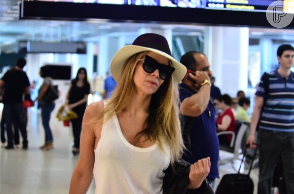 Danielle Winits embarcou no aeroporto Santos Dumont, no Rio de Janeiro, na manhã desta quarta-feira, 24 de setembro de 2014