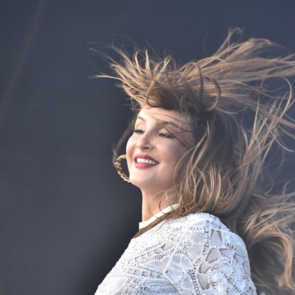 Claudia Leitte usou um look larguinho que disfarçou a barriguinha saliente