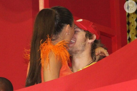O casal foi clicado aos beijos durante a folia baiana