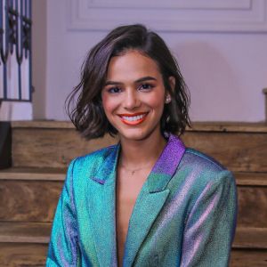 Bruna Marquezine faz tatuagem de pássaro no braço