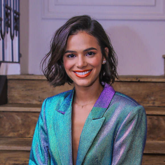 Bruna Marquezine faz tatuagem de pássaro no braço