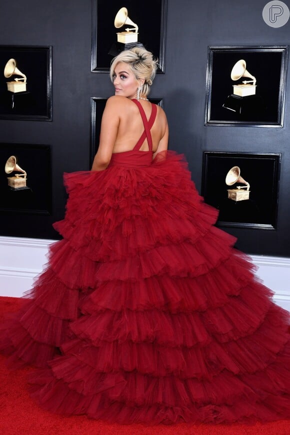 Looks do Grammy Awards 2019: Bebe Rexha não economizou nos babados do vestido exuberante