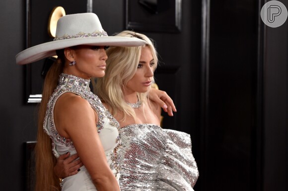 Looks do Grammy Awards 2019: Jennifer Lopez e Lady Gaga durante o evento
