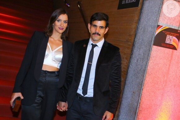 Juliano Cazarré, que recentemente atuou no filme 'Serra Pelada', chega ao festival de cinema com a mulher, Letícia Bastos