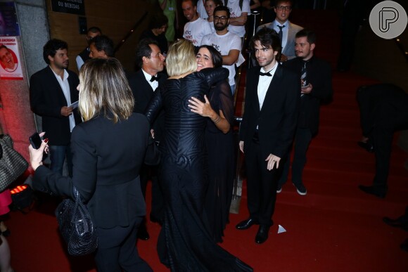 Claudia Raia dá um abraço na amiga Malu Mader ao encontrá-la no tapete vermelho do teatro
