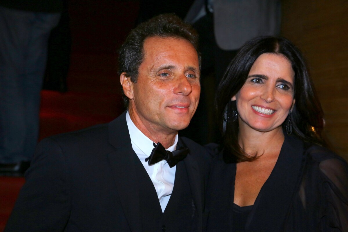 Foto: Malu Mader e o marido, Tony Bellotto, posam para fotos ao chegar ...