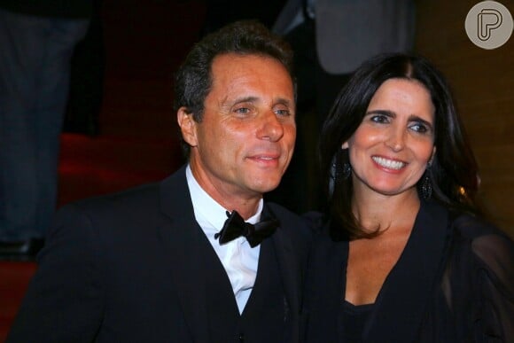 Malu Mader e o marido, Tony Bellotto, posam para fotos ao chegar à cerimônia de abertura da Festival do Rio