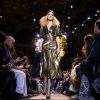 Destaques da Semana de Moda de Nova York: metalizada! A top Caroline Trentini no desfile de  Michael Kors