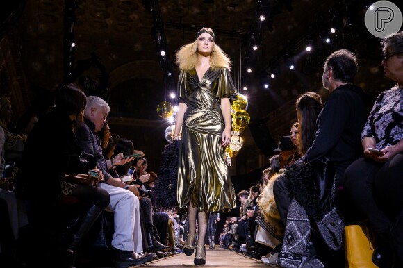 Destaques da Semana de Moda de Nova York: metalizada! A top Caroline Trentini no desfile de  Michael Kors