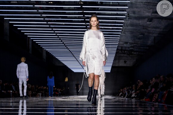 Destaques da Semana de Moda de Nova York: a top Giselle Norman com vestido branco e botas pretas no desfile da Boss