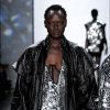 Destaques da Semana de Moda de Nova York: metalizado, brilho, bermuda ciclista e lingerie à mostra! Mix de tendências no desfile da brasileira Rosa Chá
