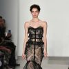 Destaques da Semana de Moda de Nova York: Vestido com renda e transparência no desfile de Pamella Roland