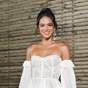 Bruna Marquezine ficou apaixonadas por duas cachorrinhsa em NY e quer trazê-las para o Brasil