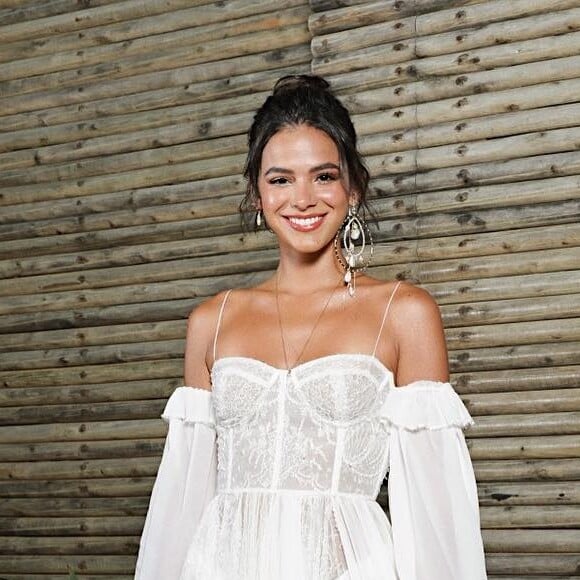 Bruna Marquezine ficou apaixonadas por duas cachorrinhsa em NY e quer trazê-las para o Brasil