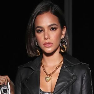 Bruna Marquezine apareceu se divertindo com pets durante uma pausa na programação fashion em Nova York