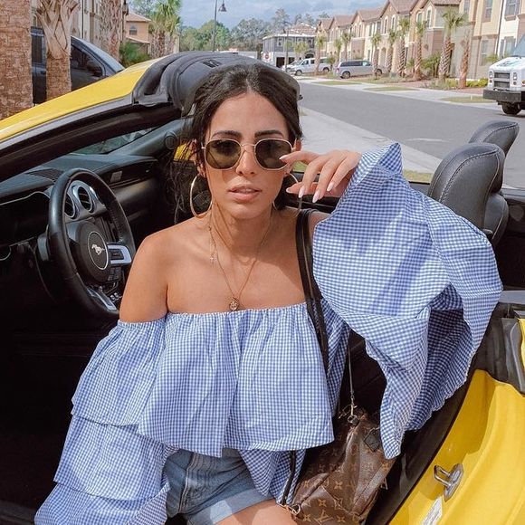 A blusa ombro a ombro é uma das peças trends do verão 2019