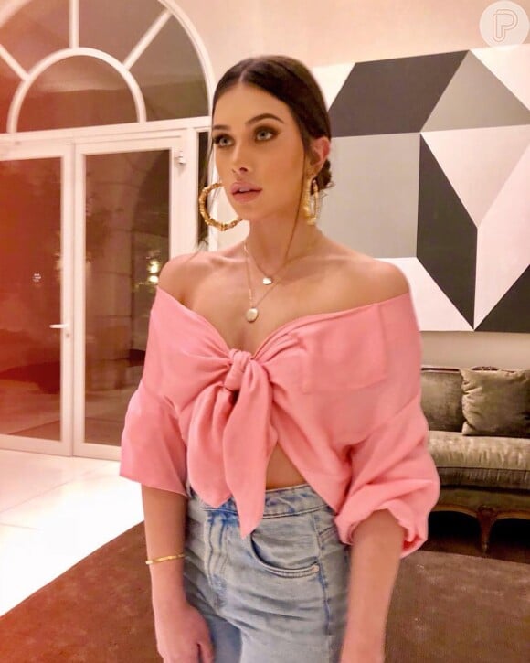 A blusa ombro a ombro é uma das principais trends de moda do verão 2019